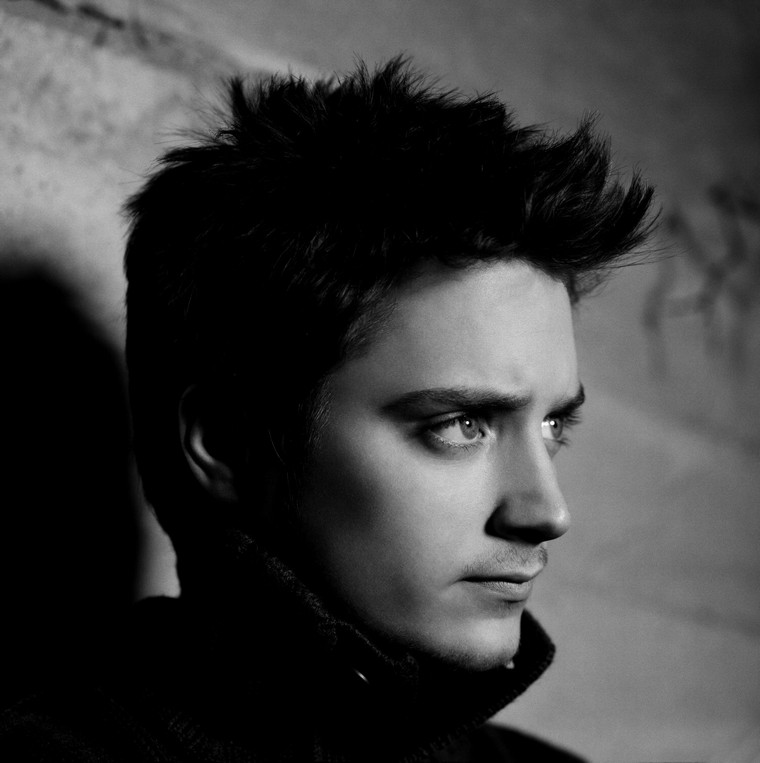 elijah-wood-cutting-hair-round face-morpho-hairstyle