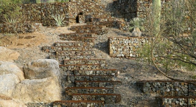 tangga gabion'apparentent à une forteresse