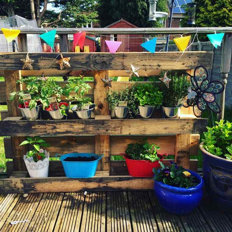 diy planter in pallet outside-gardener-in-pallet-idea-deco-plants-wood-diy