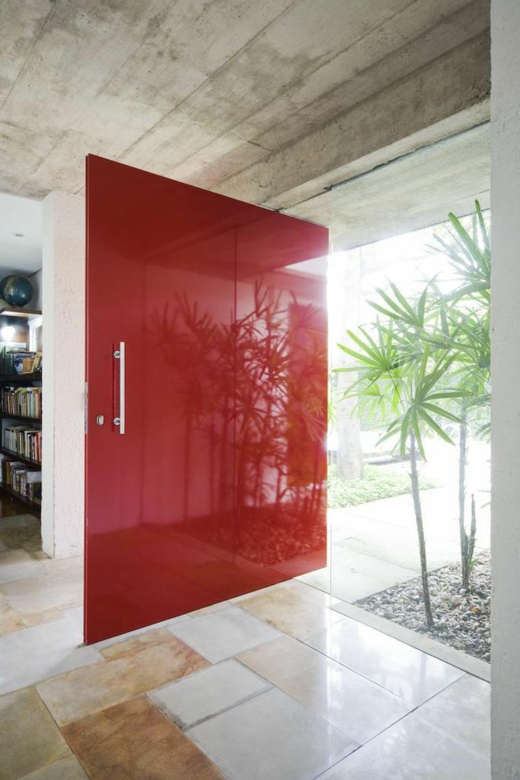 的门'entrée design porte pivotante rouge design maison moderne