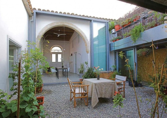 outdoor patio landscaped gravel