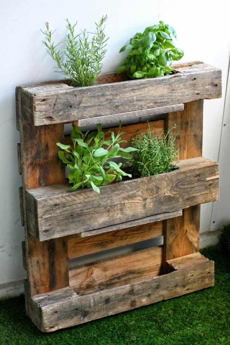 membuat-a-jardinire-menegak-en-pallet kayu