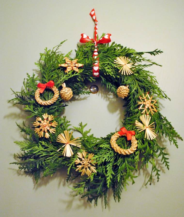 make a christmas wreath straw snow flakes