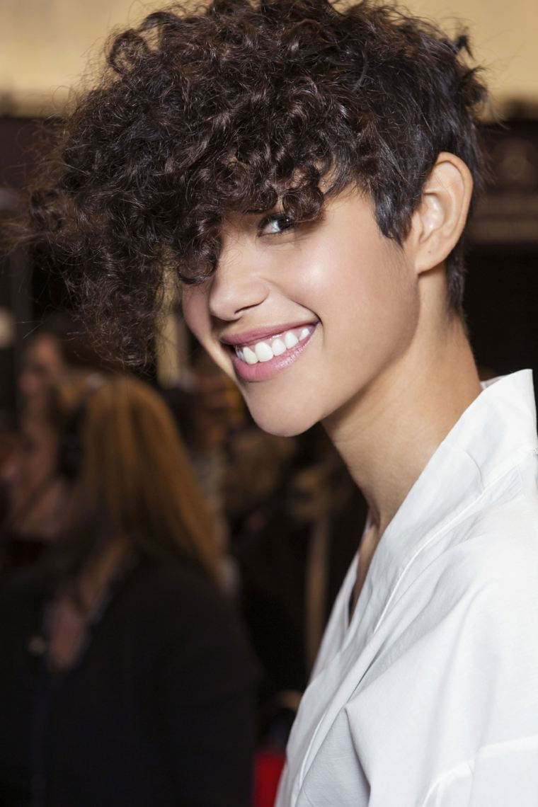 haircut woman curly hair short idea trend spring 2016