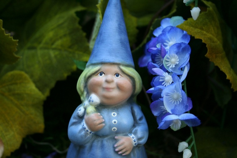 feminine dwarf blue garden deco