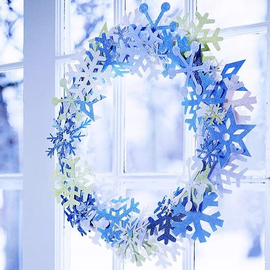 snowflakes-paper-DIY-crown-window-flakes-blue-white-idea-original DIY snowflakes