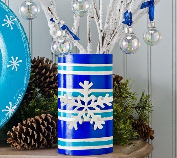 snowflakes-paper-DIY-decorate-vase-blue-white-snowflake-white-balls-glass snowflakes DIY