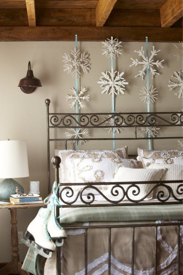 snowflakes-paper-DIY-slats-wood-white-bedroom-snowflakes DIY