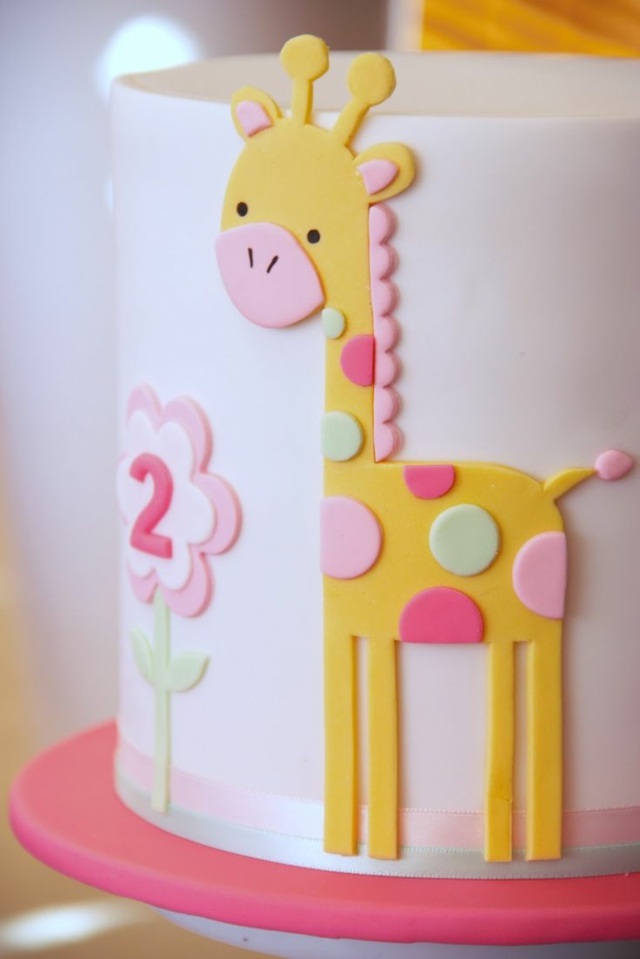 birthday cake decorated giraffe