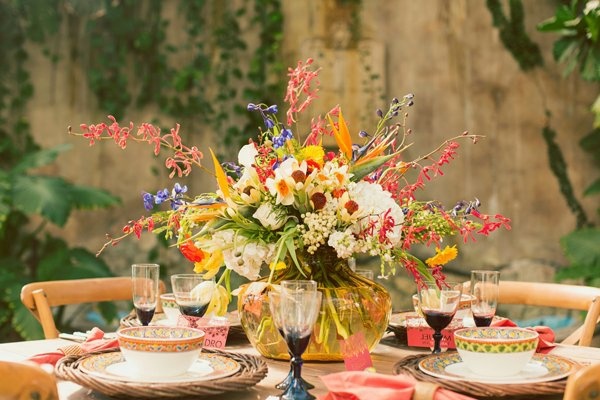 Grand vase-various-flowers-roses-table