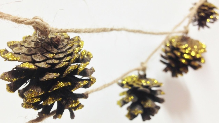 garland deco pine cones