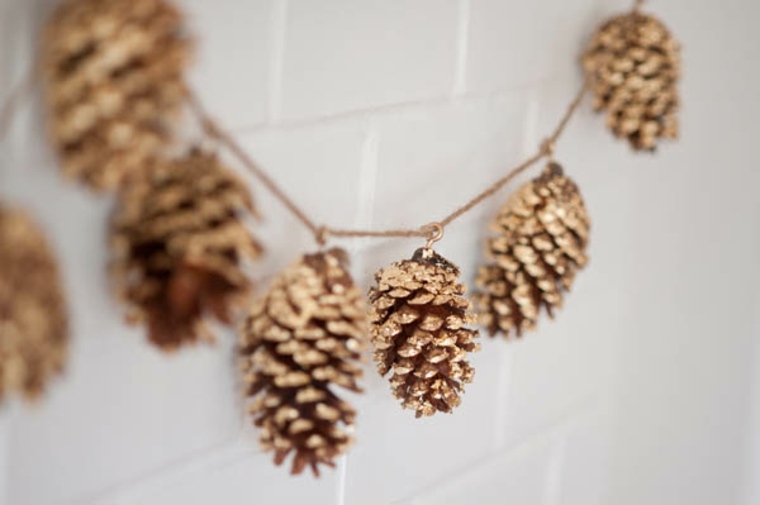 pinecone dekoracija DIY zlati gerlandski ideja