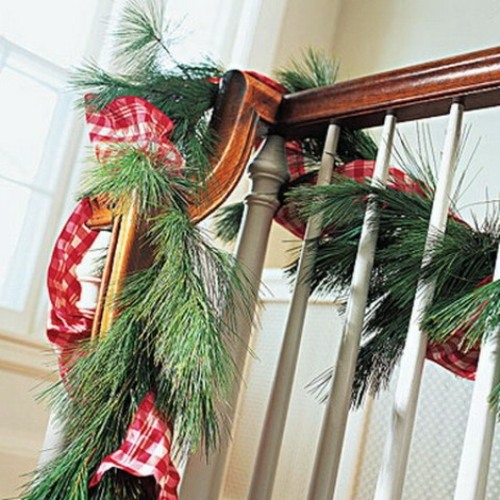 green garland deco staircase