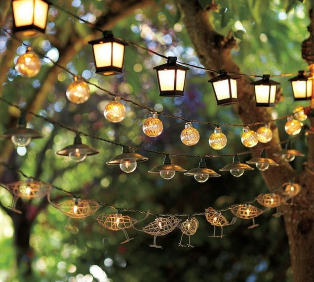 Garlands lanterns varied to illuminate terrace