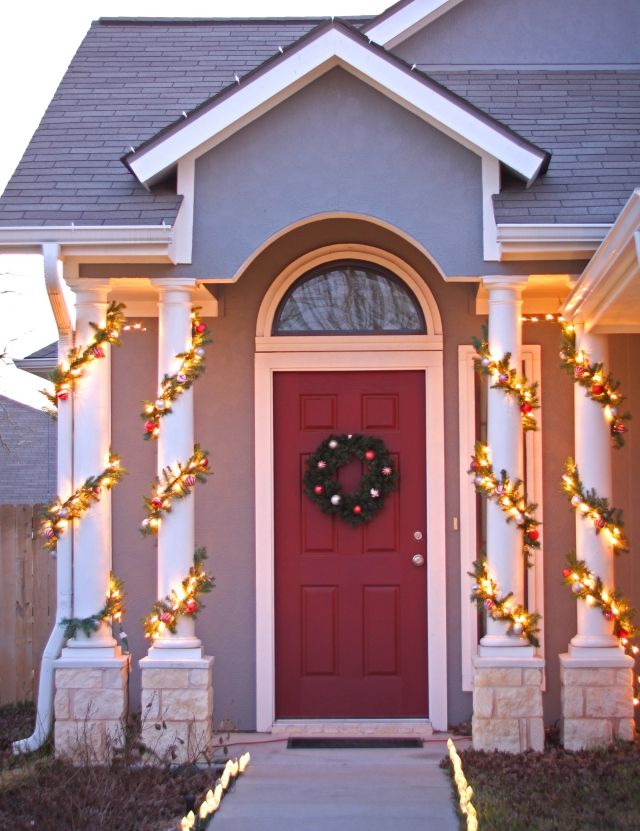 garlands-lights-christmas-door-entry lys kranser