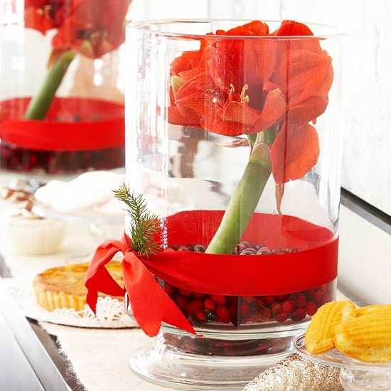 ideas-table-christmas-deco-flowers-red-ribbons-red-cookies ideas christmas table