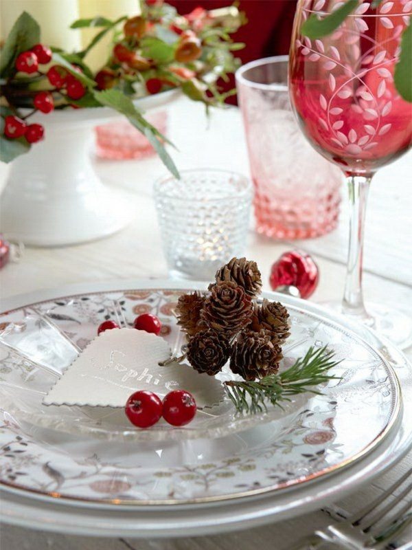 idea-table-christmas-decoration-apples-pin-berries-red-heart-white ideas christmas table