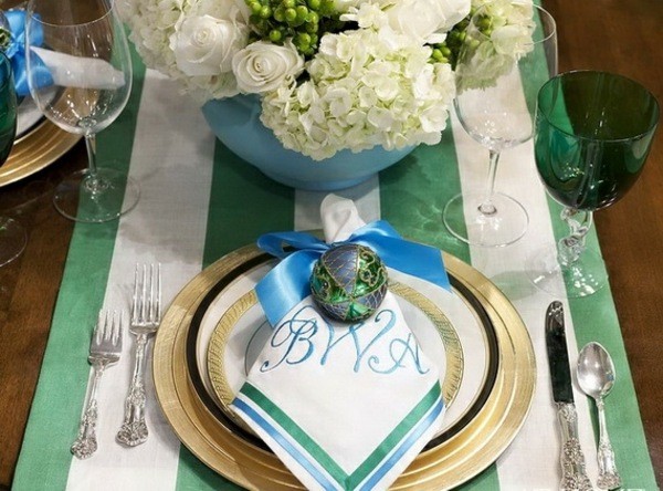 idea-table-christmas-decoration-roses-white-ribbons-blue-plates-gold ideas christmas table