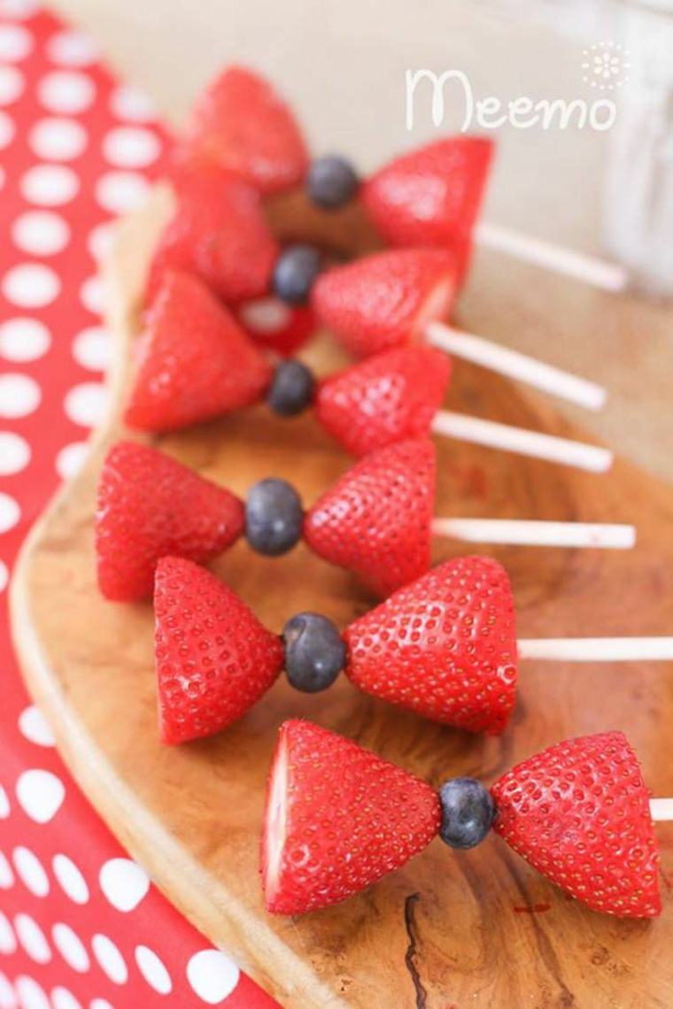 birthday idea dishes deco table birthday vegan strawberries flat