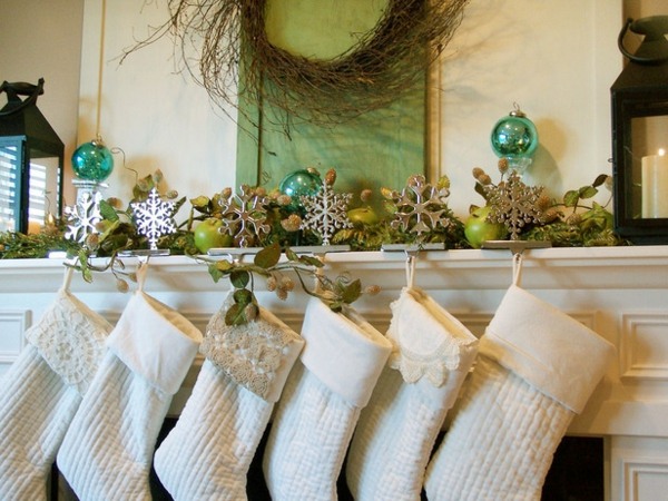 idea christmas fireplace arrangement socks