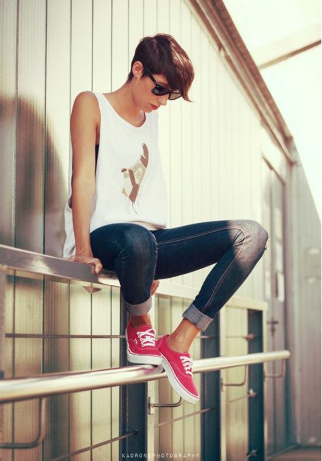 short haircut woman fashion trend woman rebel haired courts vans jeans