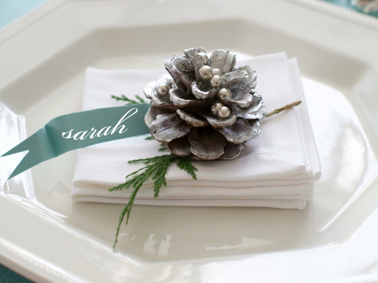 hiasan minimalis natal napkin pinecone plat idea perak