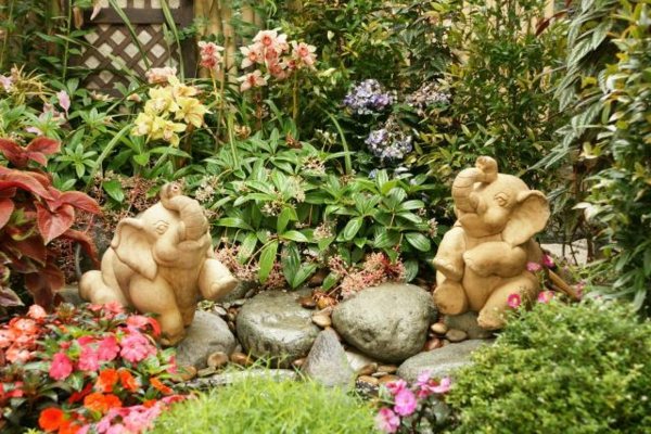 interesting garden deco idea