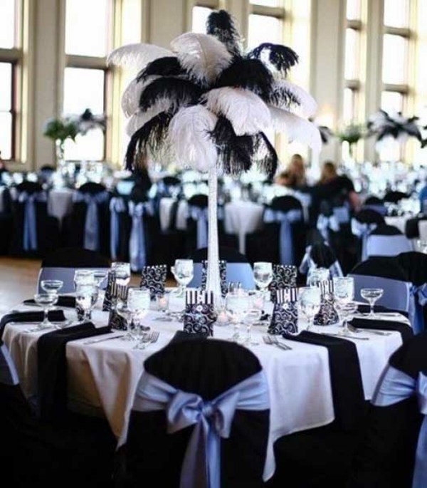 deco wedding table center idea black and white feathers