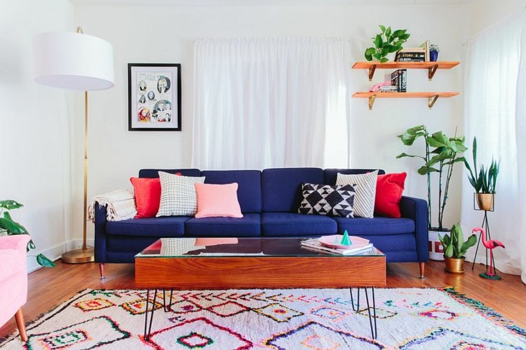 idea deco ruang makan ruang tamu sofa kusyen biru deco bingkai tumbuhan kaca meja kopi kayu