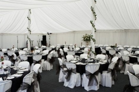 deco guest wedding tables black white minimalist floral deco