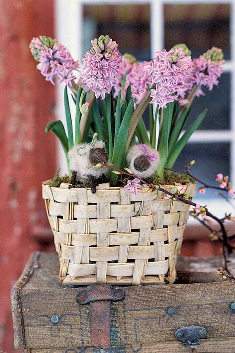 deco idé bord påske dekoration måltid bord kurve blomster hyacint