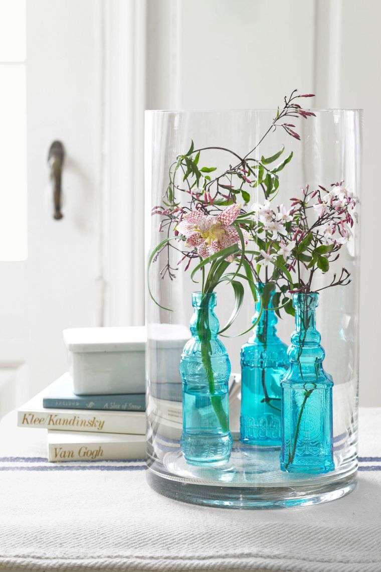 deco idea table spring vase blue centerpiece flowers