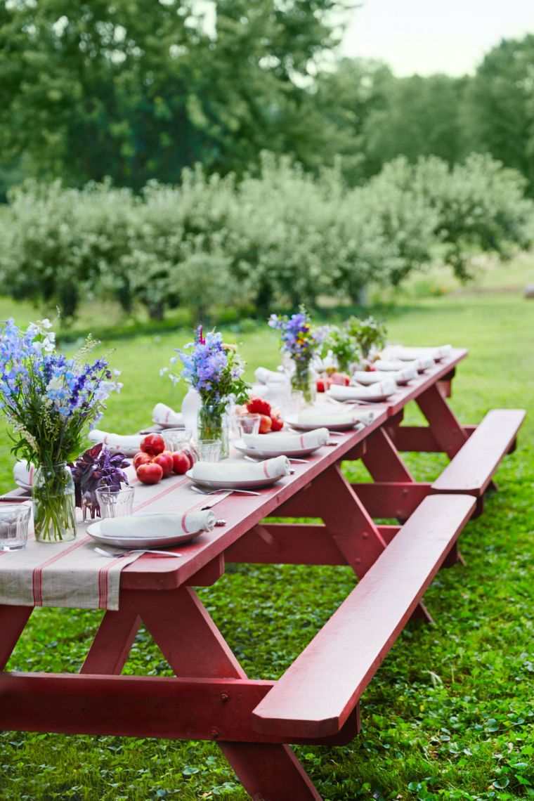 bord piknik dekorasjon våren vaser bukett blomsterbord