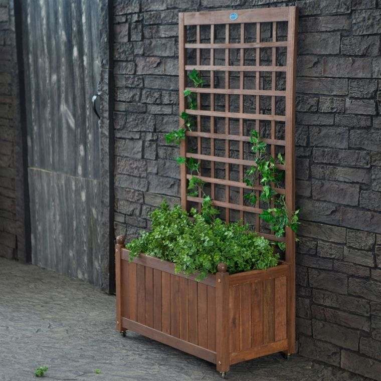 idee-gardener-with-wood-lattice-climbing plants