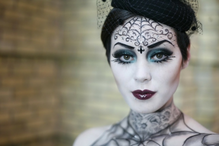 gothic halloween kvinde makeup idé