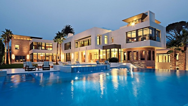 Luxurious Swimming Pool