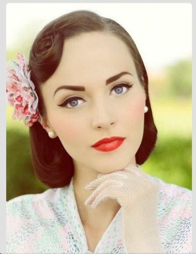 vintage makeup ide til blå øjne læbestift stilfuld frisure'oreille perles fleurs cheveux