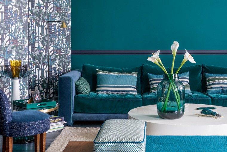 interiør stue sofa idé bukett blomster vegg accent vas bouquet blomster