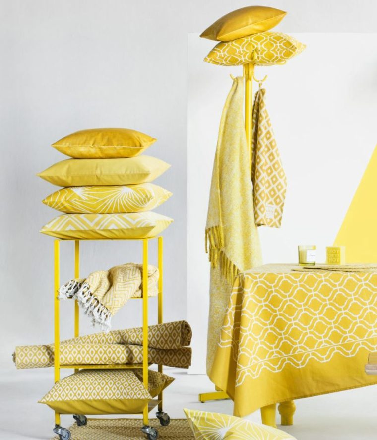 Idea hiasan Rumah H & M bantalan warna kuning melindungi trend