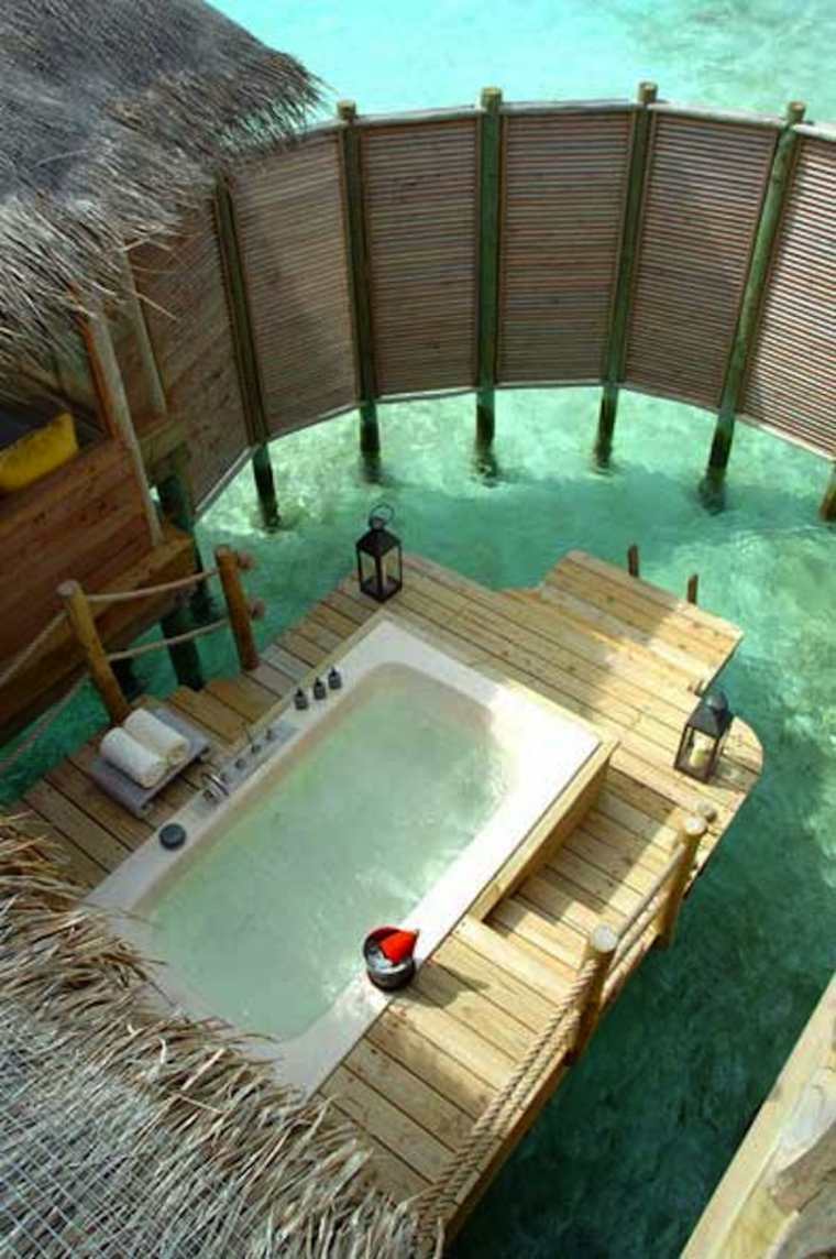 outdoor Jacuzzi tropical style