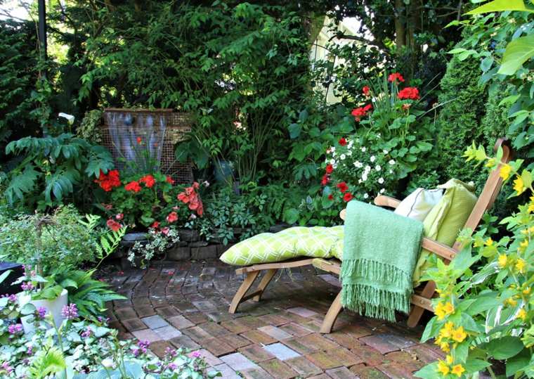 garden landscaping idea cascade d'eau chaise longue bois