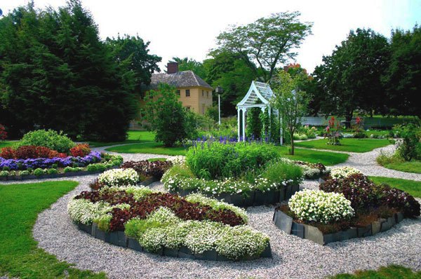 garden with pavillion