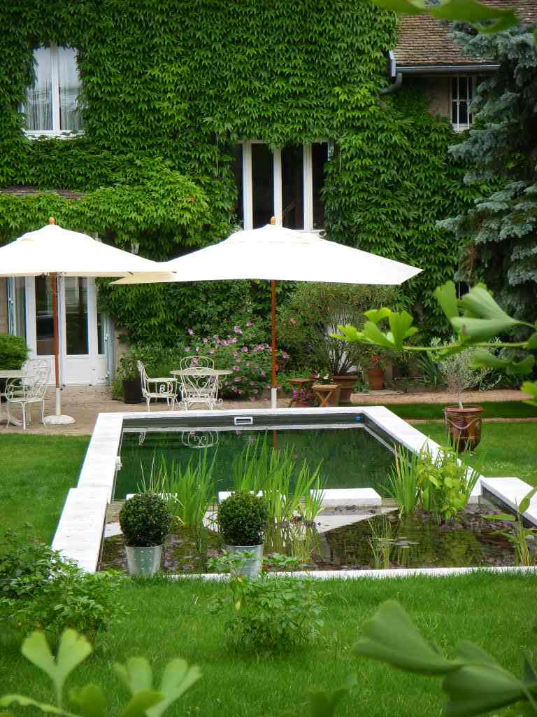 moderne have landskabspleje'eau déco florale plante parasol blanche table de jardin en métal