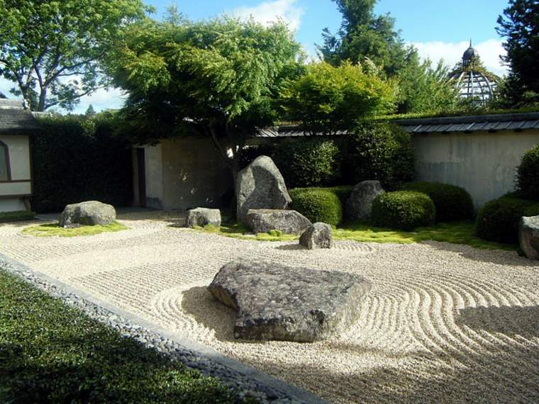 garden decoration zen pebbles