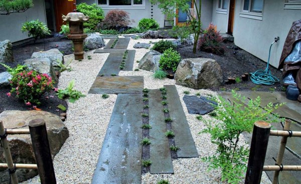 Japanese garden deco wood pebbles