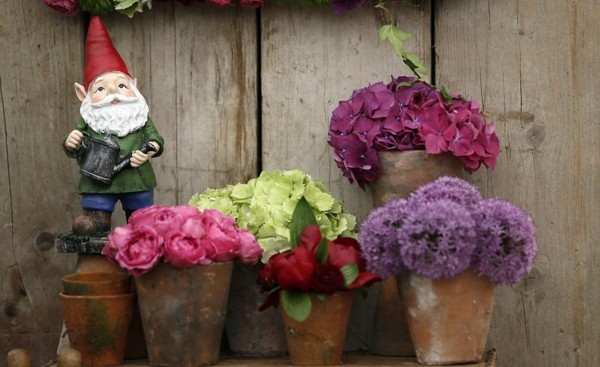 dwarfs elves garden decoration idea red flowers pots