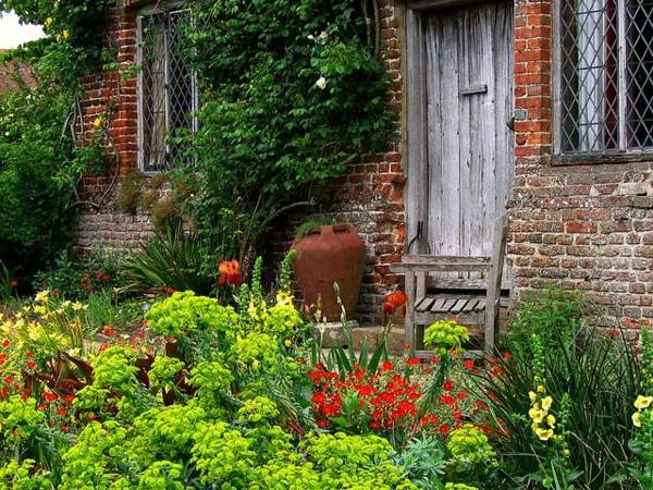 rustic garden in front of house