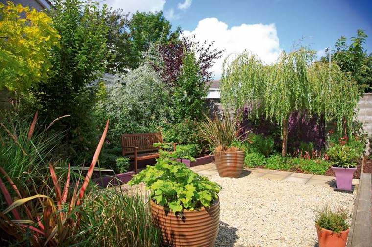 green garden around'une cour gravier