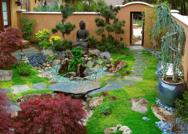 japansk inspireret zen garden med buddha dekoration elementer