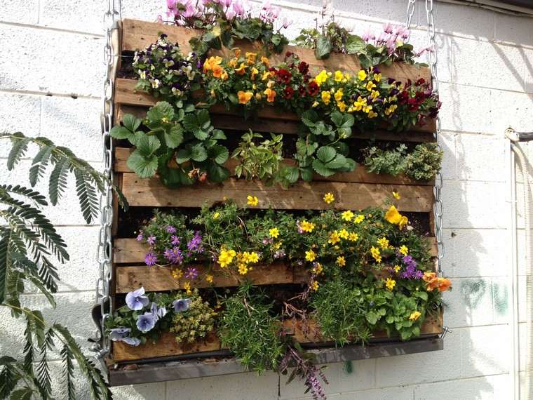 jardiniere-in pallet-wood-deco-ideas-outside-plant